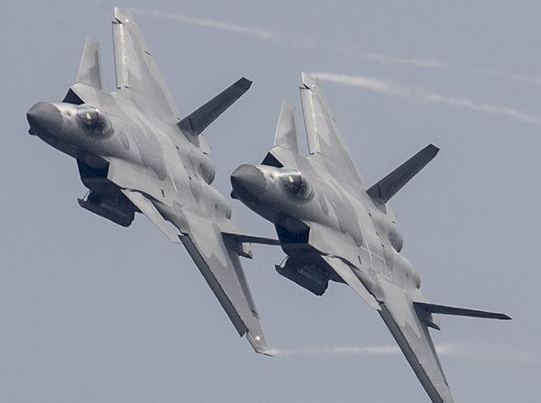 軍事震撼，20架轟炸機(jī)傾瀉240枚導(dǎo)彈的力量展示，軍事震撼，20架轟炸機(jī)傾瀉導(dǎo)彈力量展示日