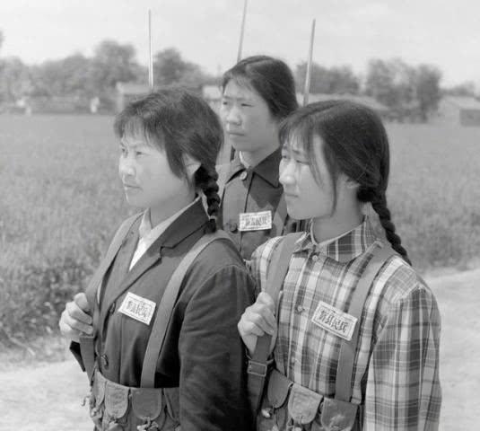 中國(guó)女兵老照片，歷史中的巾幗英雄形象展現(xiàn)，中國(guó)女兵老照片，歷史巾幗英雄形象展