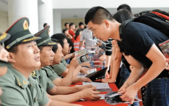 本科畢業(yè)大學(xué)生當(dāng)兵政策2021，機(jī)遇與挑戰(zhàn)并存，本科畢業(yè)大學(xué)生當(dāng)兵政策2021，機(jī)遇與挑戰(zhàn)并存解析