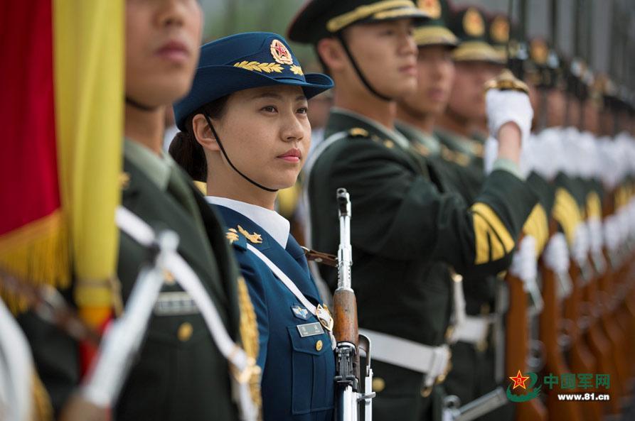 三軍儀仗隊女兵中隊，展現(xiàn)新時代巾幗英雄風采，三軍儀仗隊女兵中隊，新時代巾幗英雄的風采展現(xiàn)