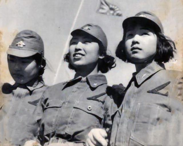 中國女兵敬禮圖片，展現(xiàn)力量與榮耀的象征，中國女兵敬禮，力量與榮耀的展現(xiàn)