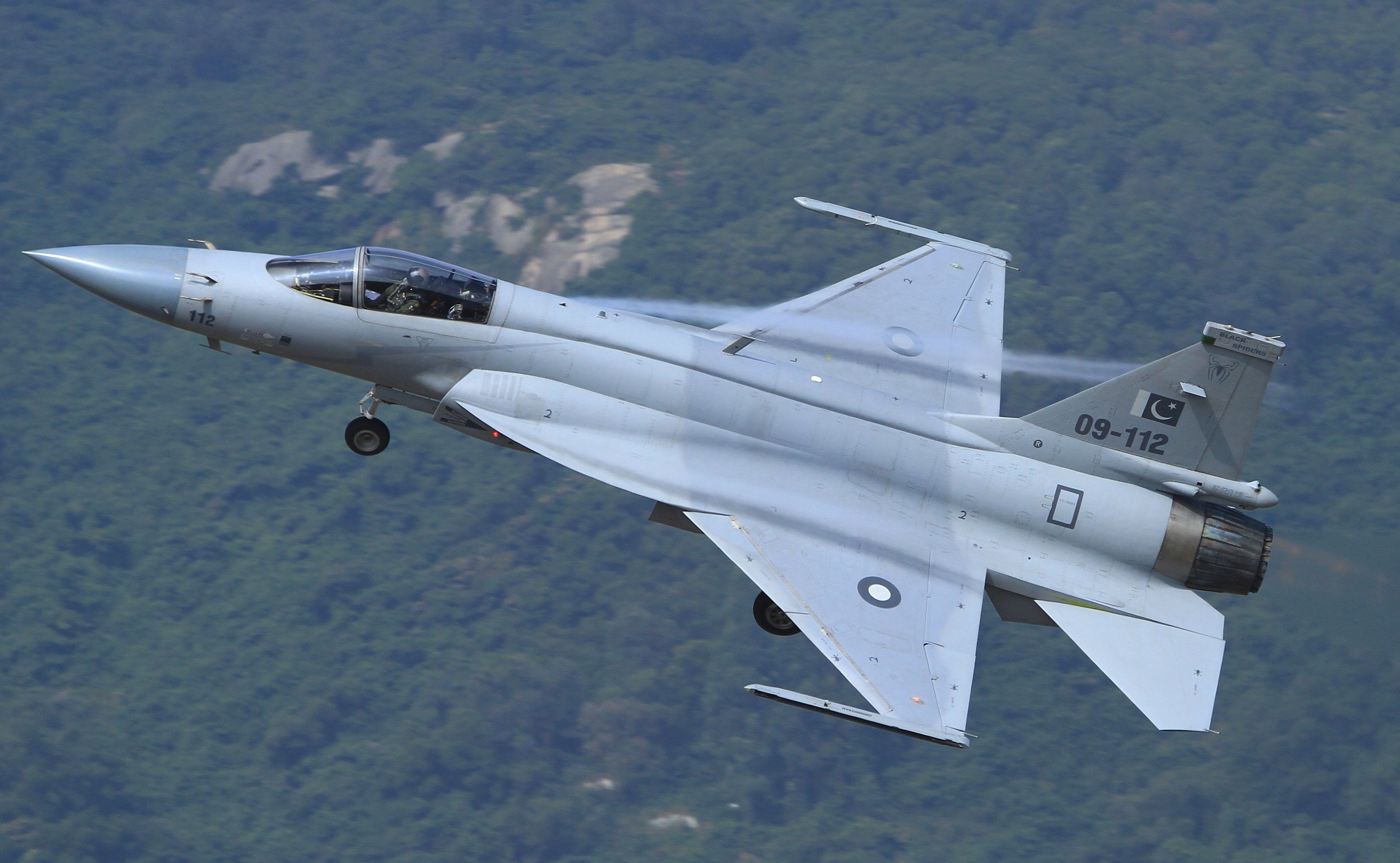 梟龍戰(zhàn)斗機(jī)圖片，展現(xiàn)中國(guó)空軍力量的驕傲，梟龍戰(zhàn)斗機(jī)風(fēng)采，中國(guó)空軍力量的驕傲圖片展示