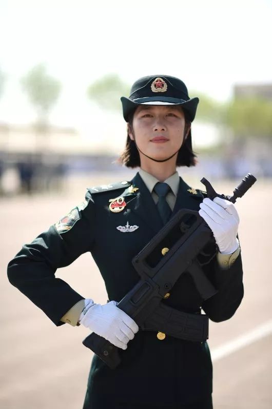 國慶閱兵最美女兵，榮光背后的堅韌與毅力