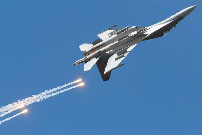 殲-16與F-16，空中對決的能力對比，殲-16與F-16空中對決能力對比解析